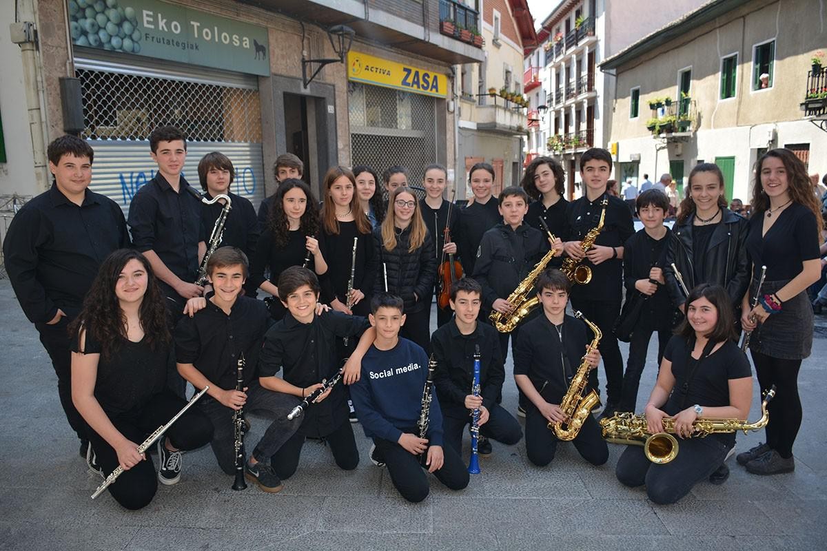 Banda eta Mugaz taldea, kalean musika zabaltzen