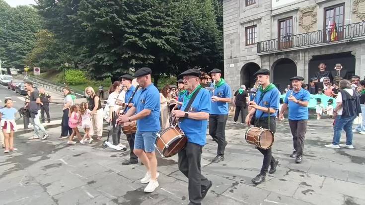 Kandida eta Txikitxuen etorrera Kaletxikira: kalejira eta Arritxu Zaldua aurtengo Kandidaren hitzartzea