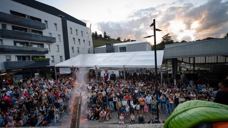 Herriko liburuzainen eskutik lehertu zen festen hasierako txupinazoa