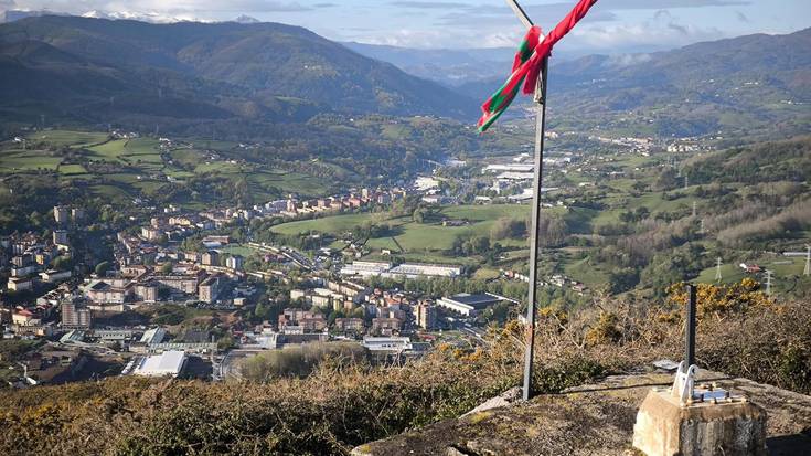 Buruntzako bi banderadun mastaren zati bat lekuz aldatuta agertu da