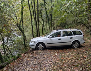 Auto bat trabatuta geratu da Txertoeta eta Unanibiko zubia batzen dituen basabidean