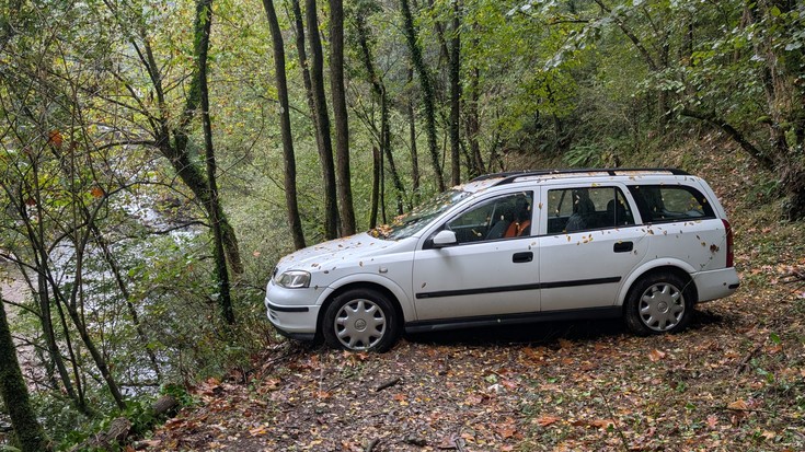 Auto bat trabatuta geratu da Txertoeta eta Unanibiko zubia batzen dituen basabidean