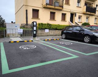 Auto elektrikoak kargatzeko bi gune jarri dituzte, Agustin Leitza kalean eta Karrika auzoan