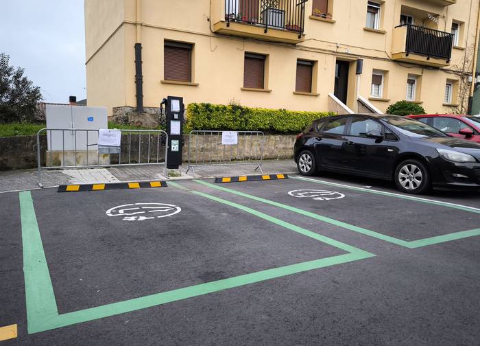 Auto elektrikoak kargatzeko bi gune jarri dituzte, Agustin Leitza kalean eta Karrika auzoan