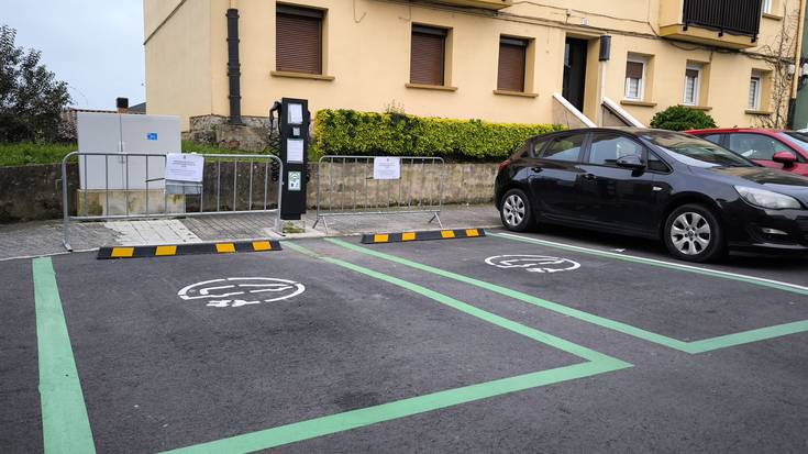 Auto elektrikoak kargatzeko bi gune jarri dituzte, Agustin Leitza kalean eta Karrika auzoan