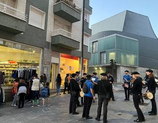 Olagaingo txistulariek Salkinek antolatutako “Outlet kalean” ekimena girotu zuten