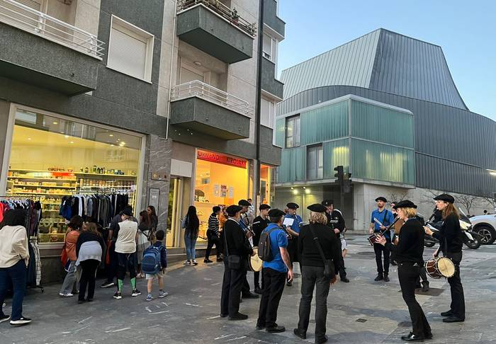 Olagaingo txistulariek Salkinek antolatutako “Outlet kalean” ekimena girotu zuten