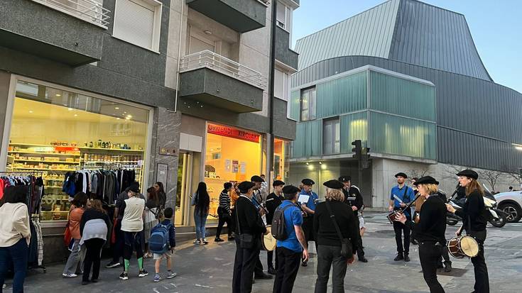 Olagaingo txistulariek Salkinek antolatutako “Outlet kalean” ekimena girotu zuten