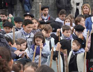 La Salle Berrozpeko irakasle eta ikasleak Santa Ageda bezperan kantari