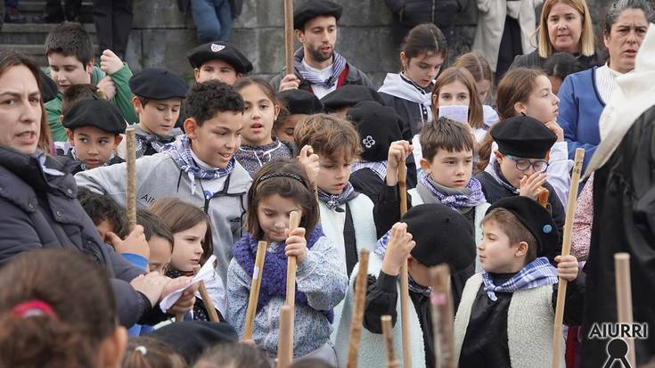 La Salle Berrozpeko irakasle eta ikasleak Santa Ageda bezperan kantari