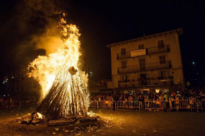 Suaren inguruko festa Goikoplazan