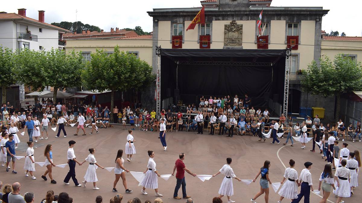 "Santioak jai herrikoi eta parte hartzaileen eredu bikaina dira"