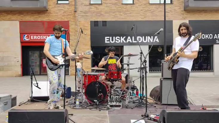 Lukiek taldea, Zumea plazan