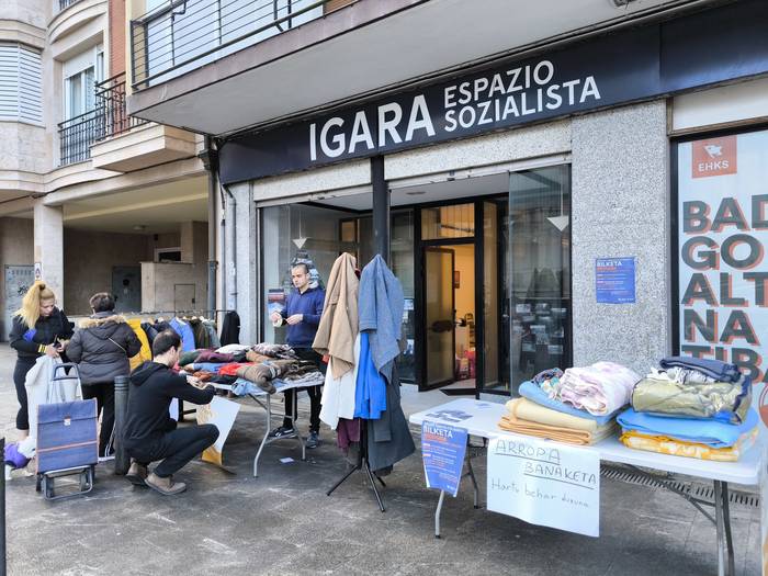 Aurretik bildutako neguko arropa eta manten banaketa egin dute