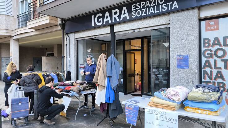 Aurretik bildutako neguko arropa eta manten banaketa egin dute