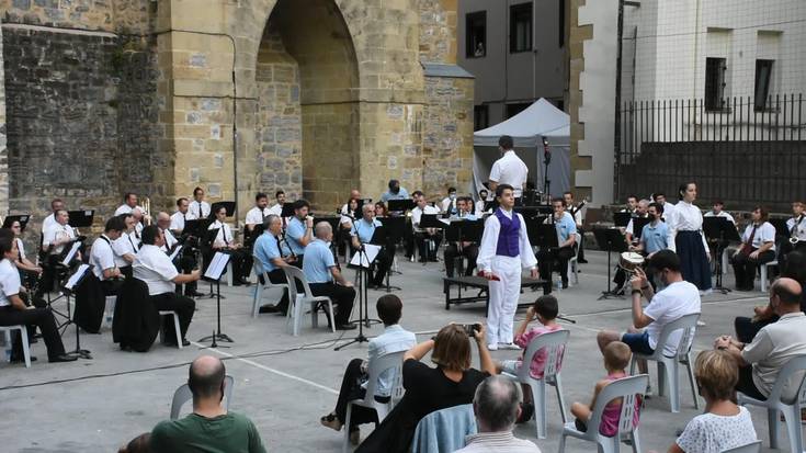 Oroitzapena abestia, Errenteriako Musika Bandaren eta Donostiako txistularien eskutik