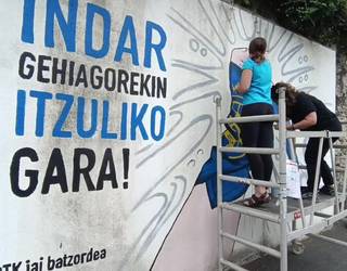 Murala jaietarako apaindu dute