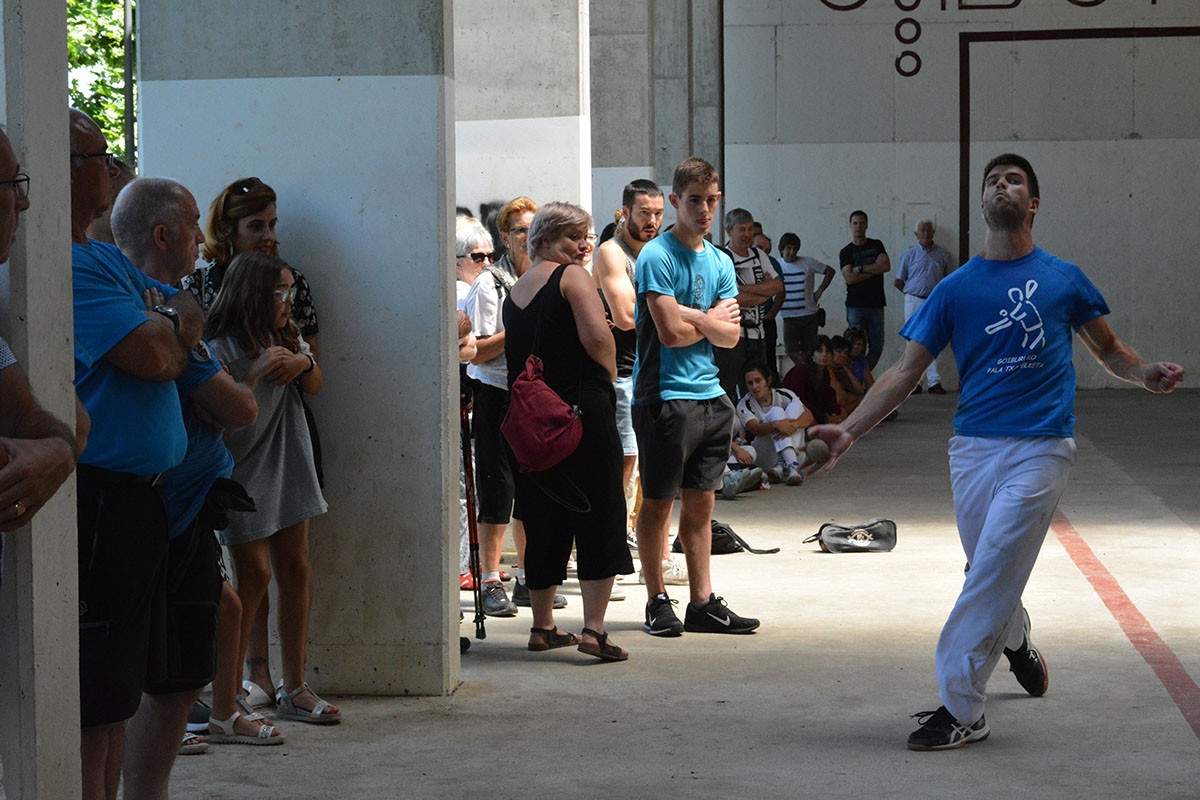 Pilota partidak frontoian eta Gora Kaletxiki Bandaren emanaldia, San Esteban egunean