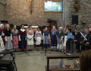 Olagaingo txistulariak, Rebeca Gestoso eta ikastolako abeslariekin: "Aintza zeruan" eta "Hator, hator"