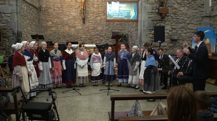 Olagaingo txistulariak, Rebeca Gestoso eta ikastolako abeslariekin: "Aintza zeruan" eta "Hator, hator"