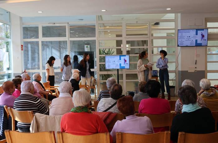 Pertsona helduetan erorketei aurre egiteko ikastaroa egin dute