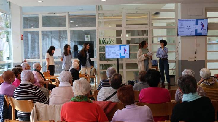 Pertsona helduetan erorketei aurre egiteko ikastaroa egin dute