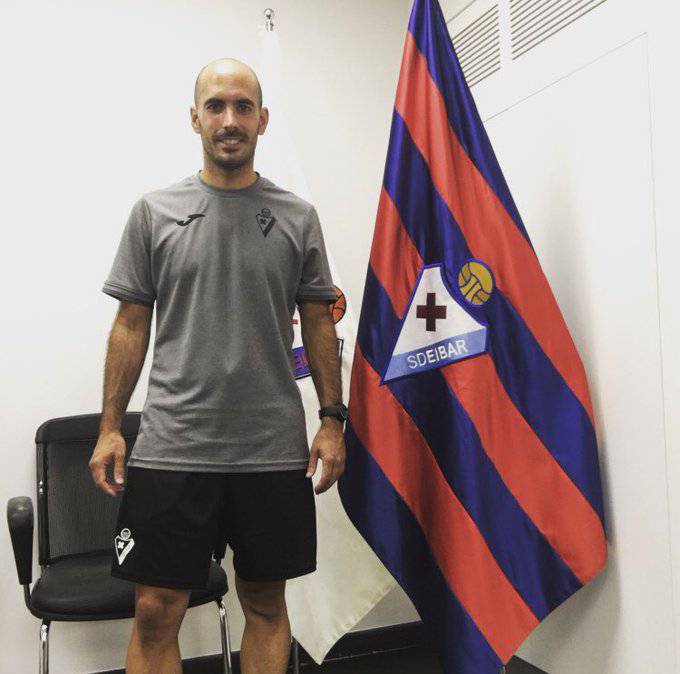 Beñat Erkiziaren urrats berria profesional mailako futbolean