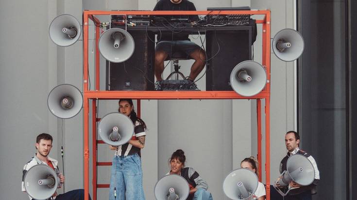 Haatik dantza konpainiaren IOI kale-ikuskizuna