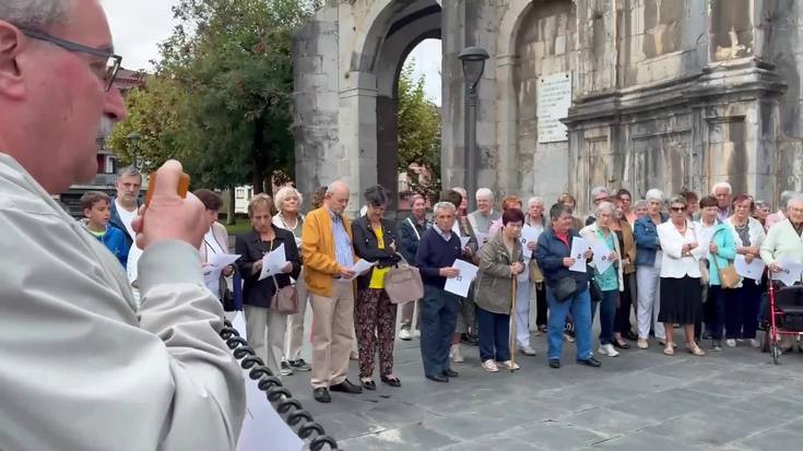 Palestinako genozidioa salatzeko otoitzaldia egin dute San Martin parrokia aurrean