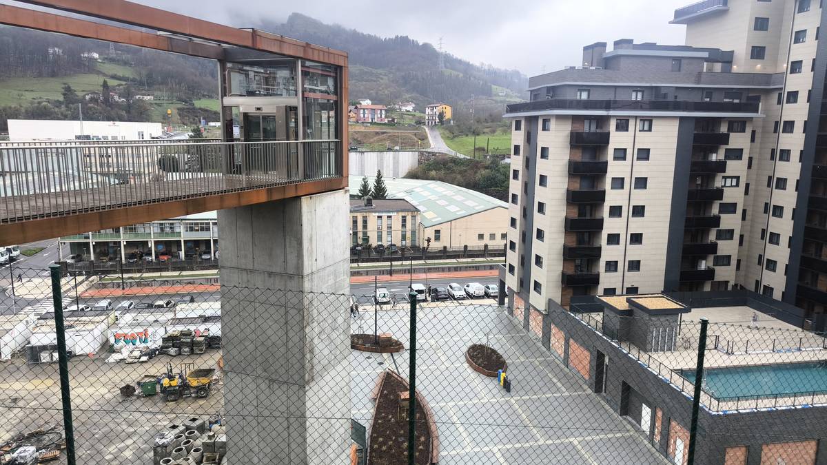 Martxan da Ama Kandida etorbidea eta Pio Baroja kalea lotzen dituen igogailua