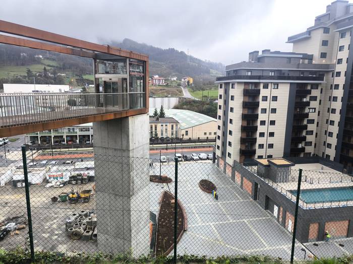 Martxan da Ama Kandida etorbidea eta Pio Baroja kalea lotzen dituen igogailua