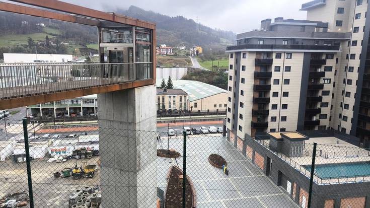 Martxan da Ama Kandida etorbidea eta Pio Baroja kalea lotzen dituen igogailua