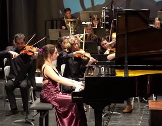 Luis Mariano Elkarte Lirikoaren Orkestra Sinfonikoa eta Uxue Ricon piano-jolea