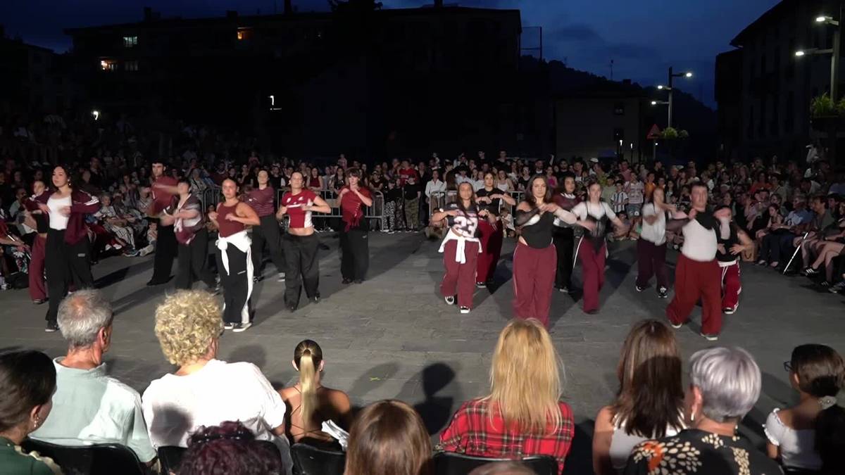 Bakartxo&Joseba dantza eskolako ikasleen dantza urbanoak (1)