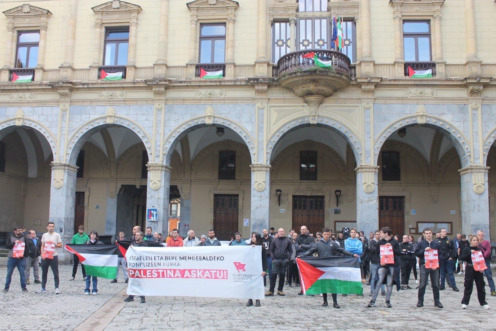 "Israelen eta bere mendebaldeko konplizeen aurka, Palestina askatu" lemapean elkarretaratzea egin dute Hernanin