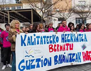 Ondarretako Herri Eskolako irakasleen elkarretaratzea, kalitatezko eskola publikoaren alde