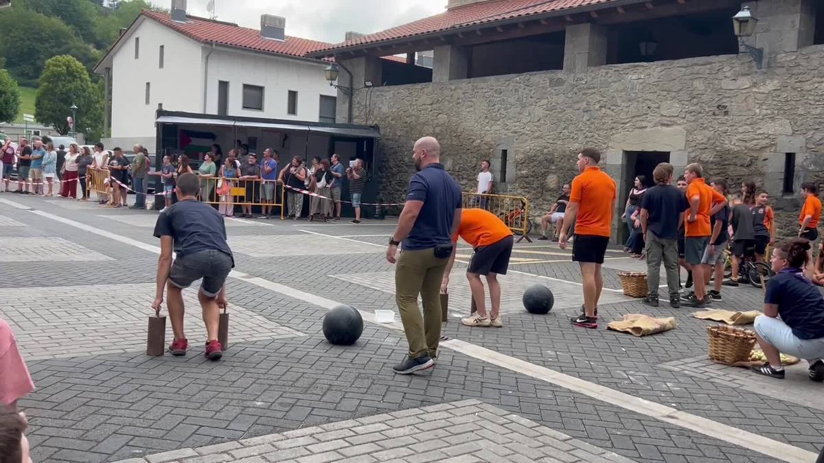 Indarrak neurtu dituzte herriko gazteek eta haurrek
