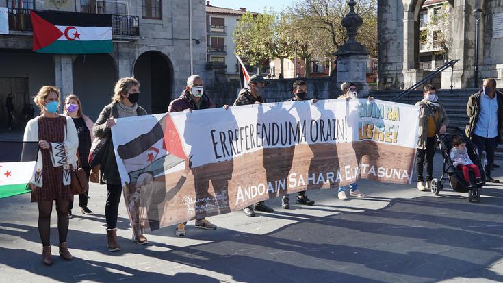 Saharari elkartasuna adierazteko elkarretaratzea egin da Goikoplazan