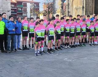 Andoaingo Txirrindulari Eskolako benjamin, alebin, infantil eta kadete mailetako txirrindulariekin argazki saioa