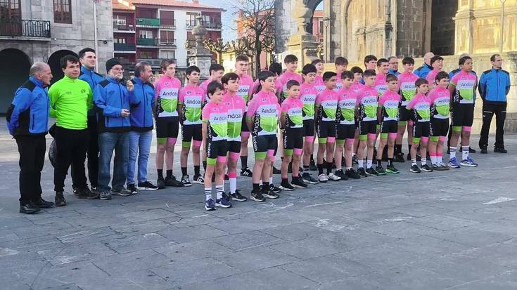 Andoaingo Txirrindulari Eskolako benjamin, alebin, infantil eta kadete mailetako txirrindulariekin argazki saioa