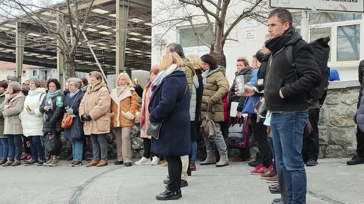 Agirre Gonzalez familiari elkartasuna adierazteko, minutu bateko isilunea egin dute