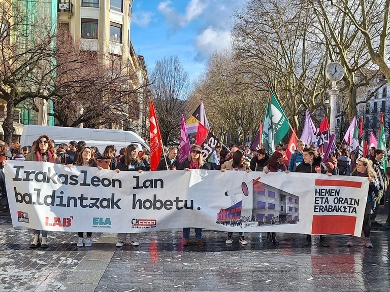 Proposamenik jaso gabe, greban dira, gaur eta bihar, hezkuntza publikoko irakasleak