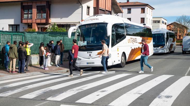 Tren bidaiariak busa hartu beharrean dira, Andoainen