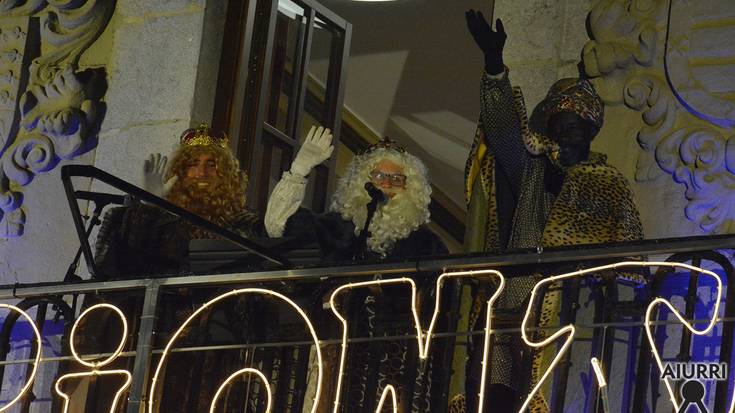 Iritsi dira Errege Magoak, haurren ilusioak asebetetzeko asmoz