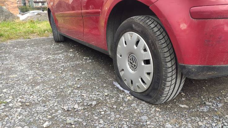 Belabi kaleko aparkalekuetan auto ugariren gurpilak zulatu dituzte