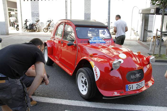 III. Auto klasikoen ibilaldia izan da Urnietan.