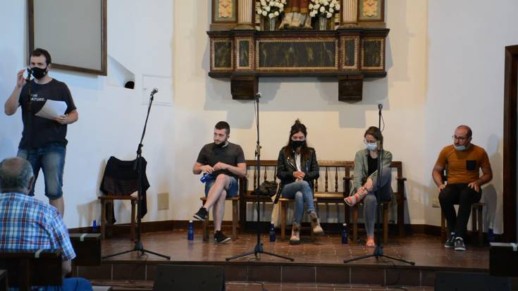 Akizu, Arzallus eta Mendizabal bertsolariak puntua erantzuten