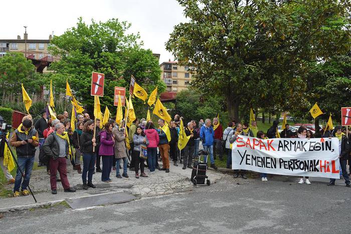 Bilkura jendetsua SAPA enpresaren aurrean