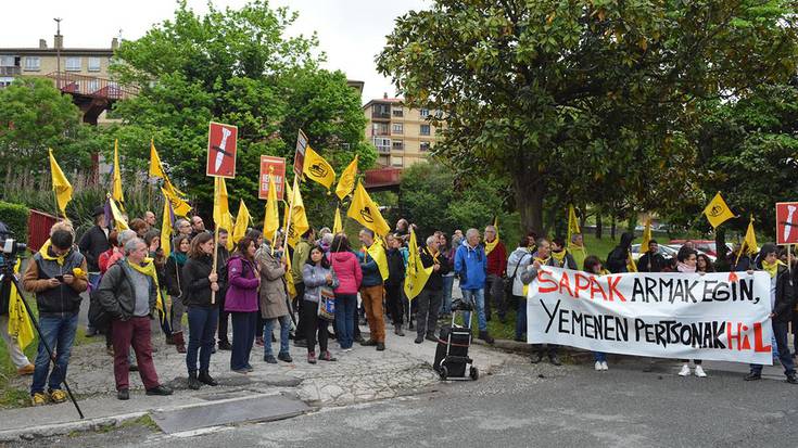 Bilkura jendetsua SAPA enpresaren aurrean