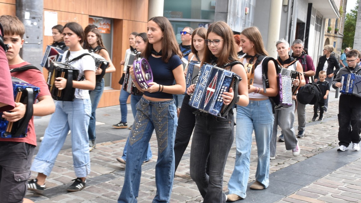 Trikitixa Egun borobila antolatu du Hauspotuzek Asteasun